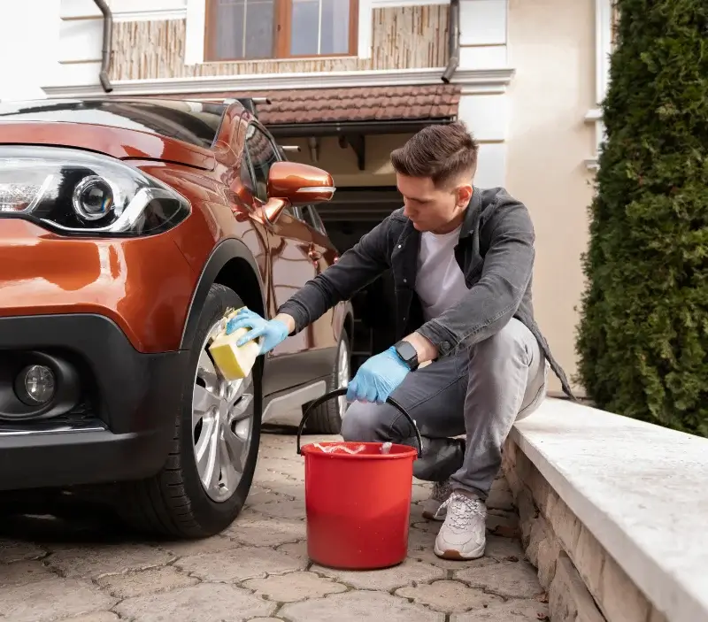 Lavage auto à domicile Domjean : professionnel intervenant sur un véhicule